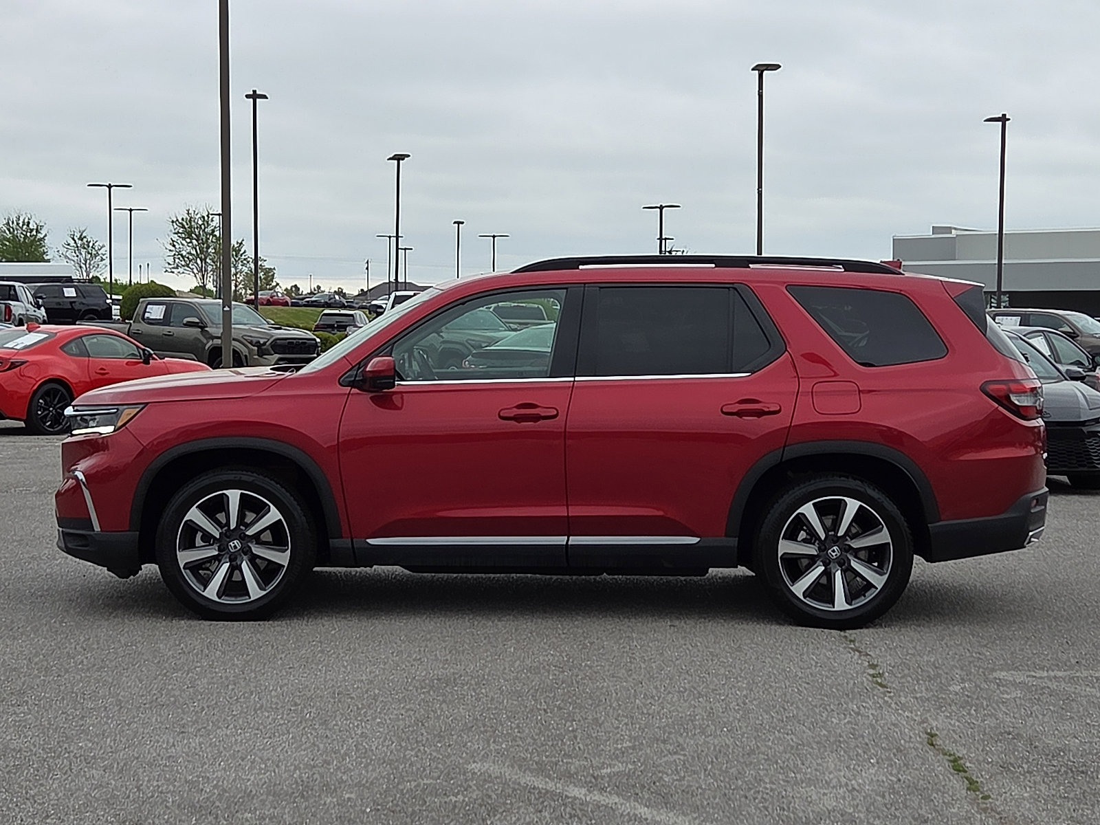 Used 2025 Honda Pilot Elite image 3