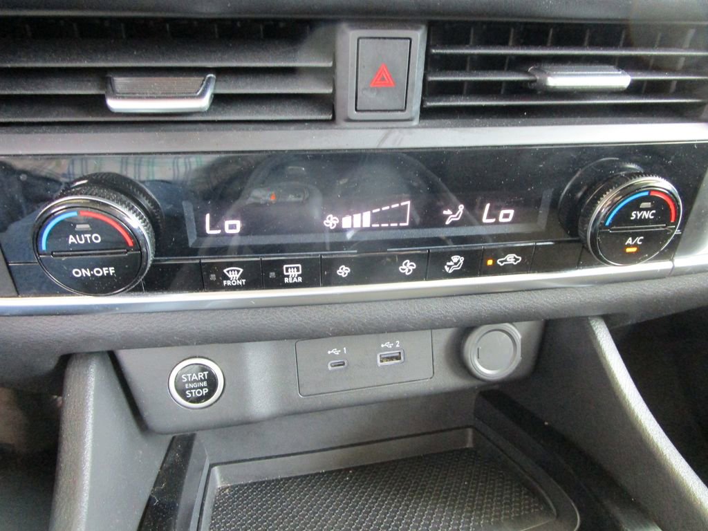 Used 2023 Nissan Rogue SV image 32