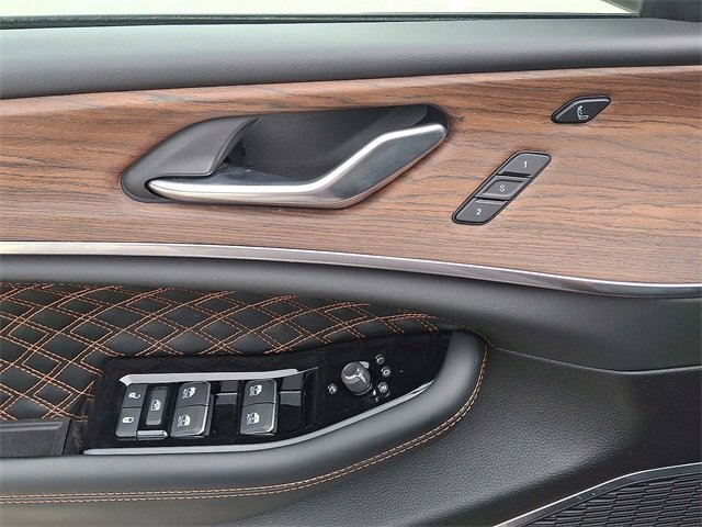 Used 2024 Jeep Grand Cherokee Summit image 10