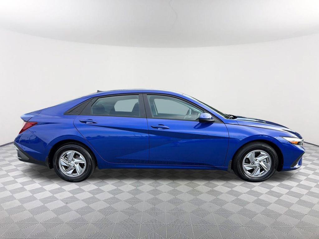 Used 2025 Hyundai Elantra SE w/ Cargo Package FWD image 4