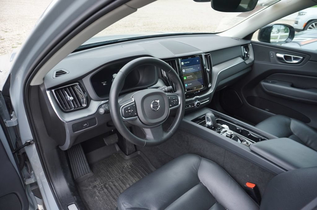 Used 2024 Volvo XC60 B5 Core AWD/4WD image 3