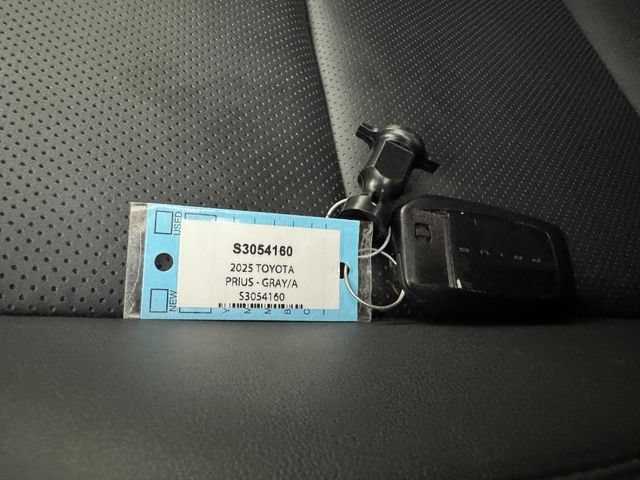 Used 2025 Toyota Prius XLE FWD image 31