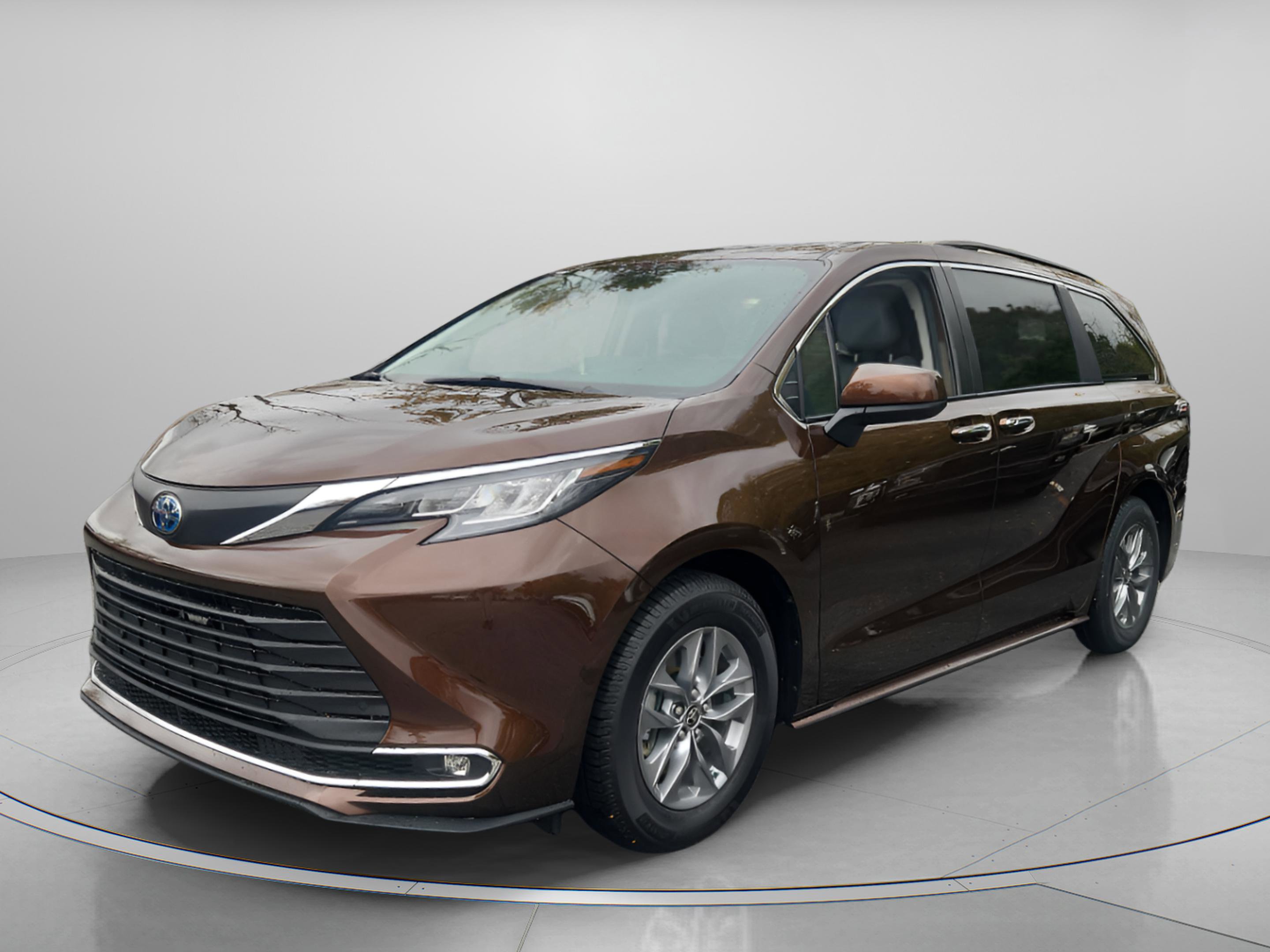 Used 2021 Toyota Sienna XLE FWD image 2