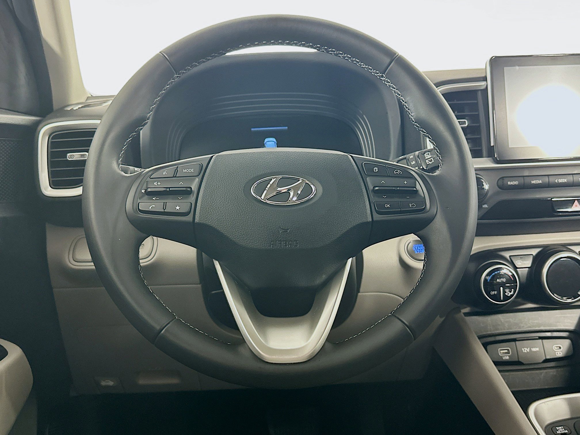 Used 2024 Hyundai Venue SEL image 18