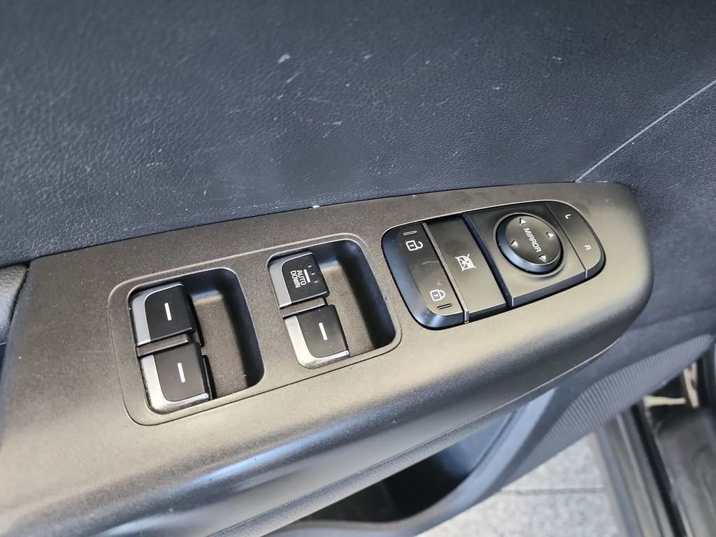 Used 2020 Kia Sportage LX image 21