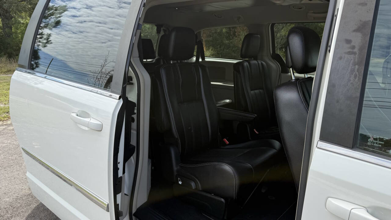 Used 2013 Chrysler Town & Country Touring image 14