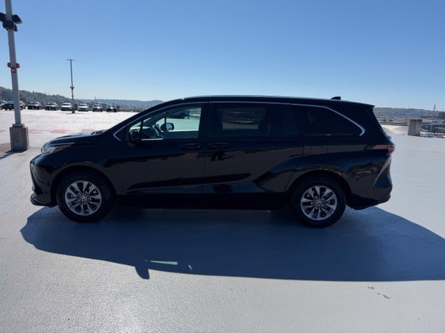 Used 2023 Toyota Sienna LE FWD image 6