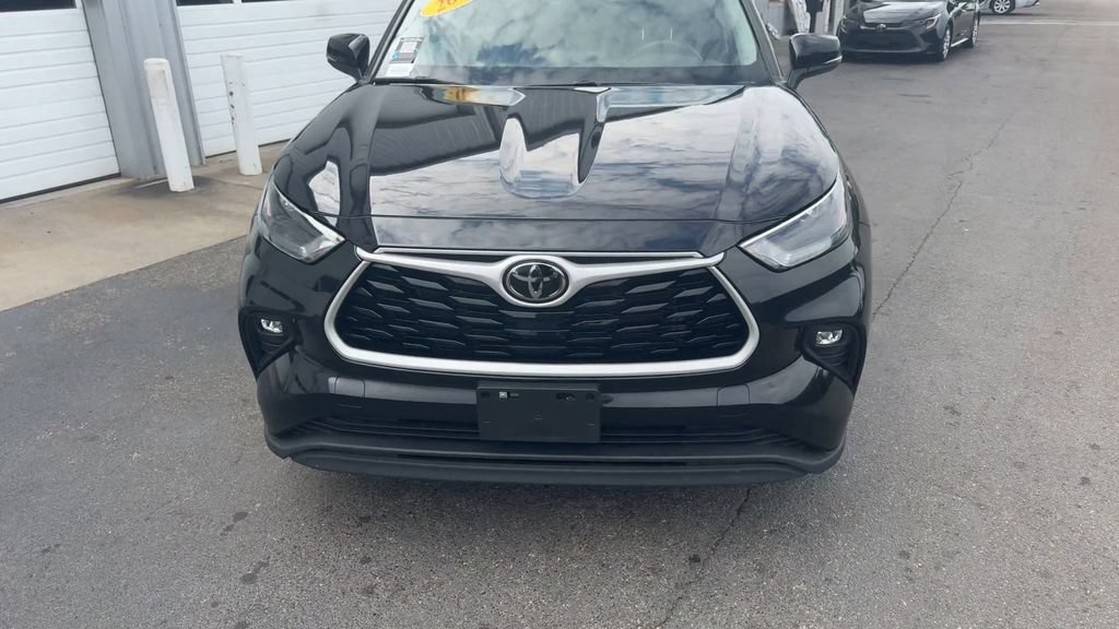 Used 2024 Toyota Highlander LE AWD/4WD image 5