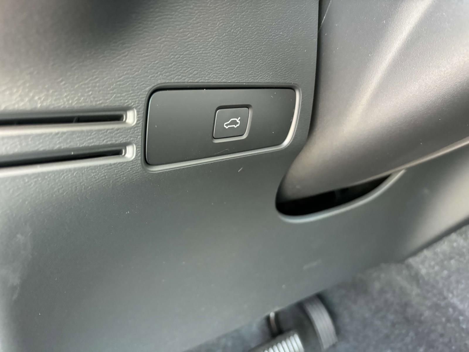 New 2024 Volvo XC40 Recharge Core w/ Protection Package Premier image 14