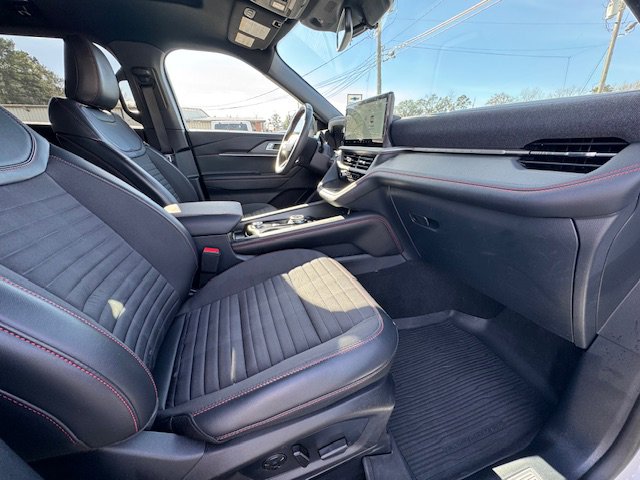 Used 2025 Ford Explorer ST-Line w/ ST-Line Street Pack image 17