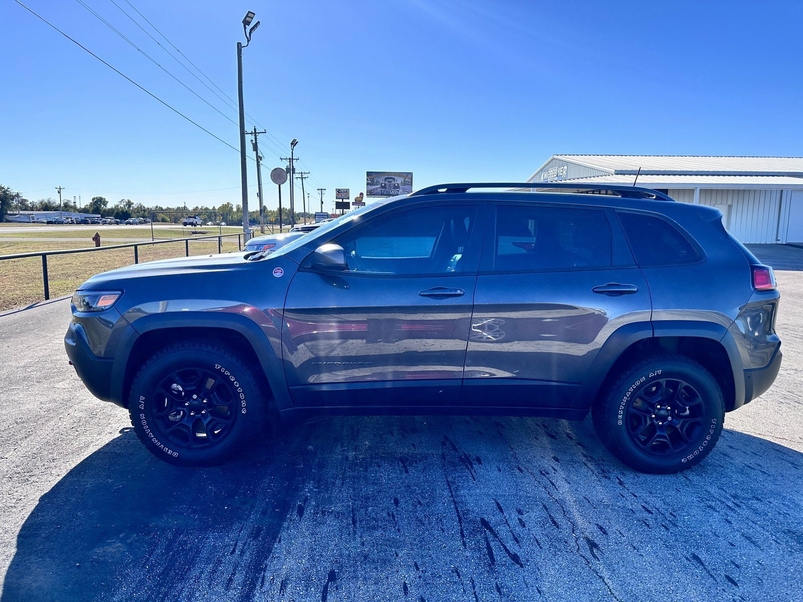 Used 2021 Jeep Cherokee Trailhawk w/ Technology Group image 11