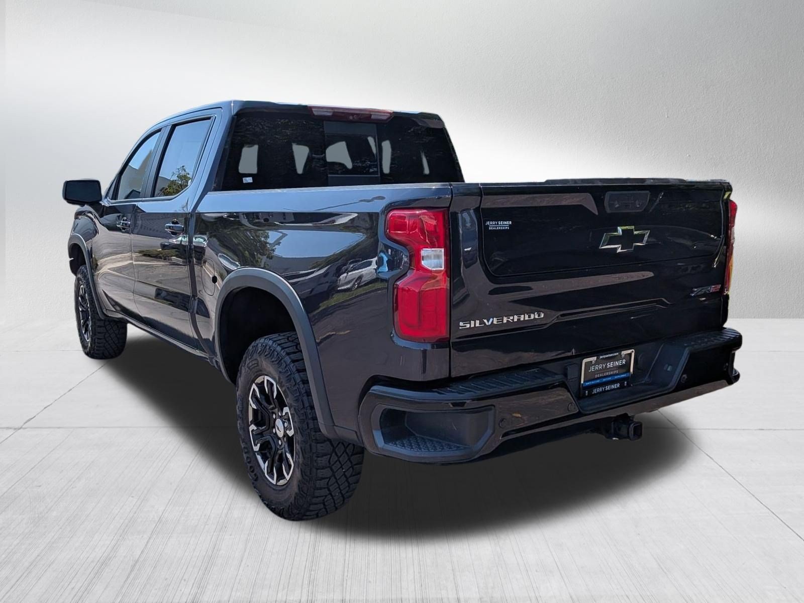 Used 2022 Chevrolet Silverado 1500 ZR2 w/ Technology Package AWD/4WD image 3
