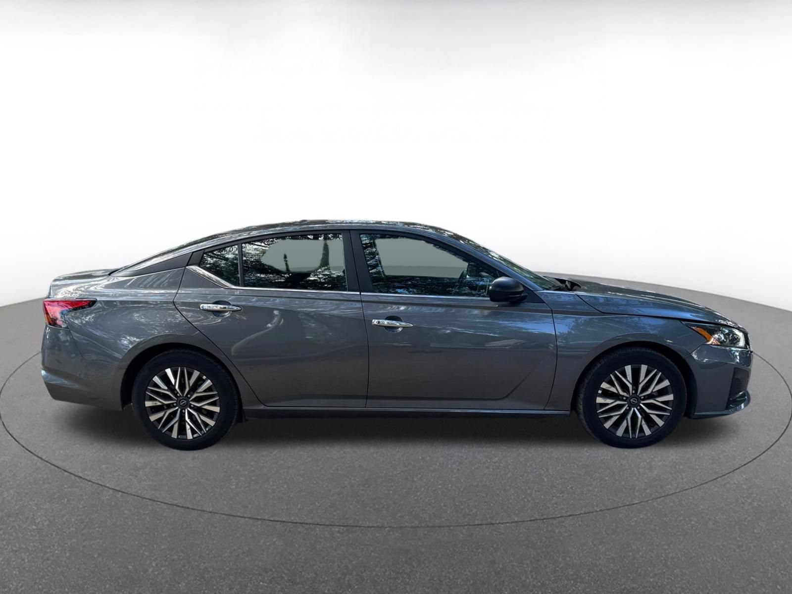 Used 2025 Nissan Altima 2.5 SV FWD image 13