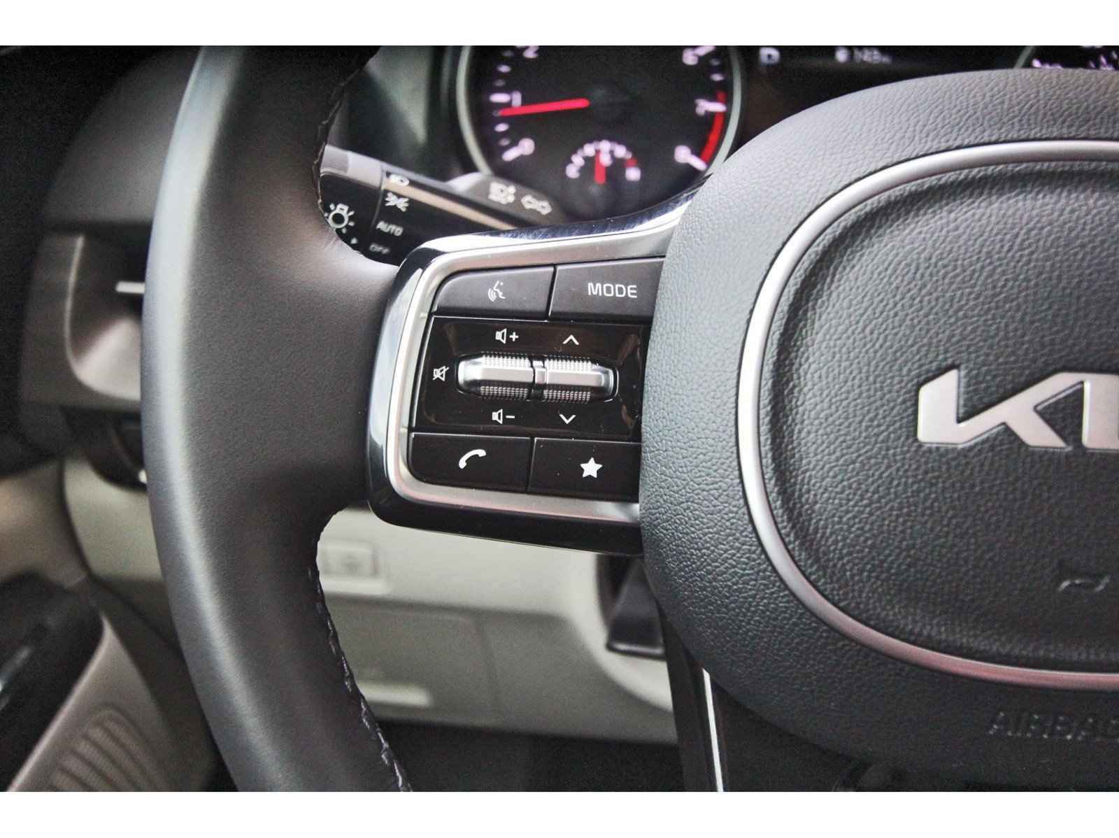 Used 2024 Kia Carnival EX FWD image 18