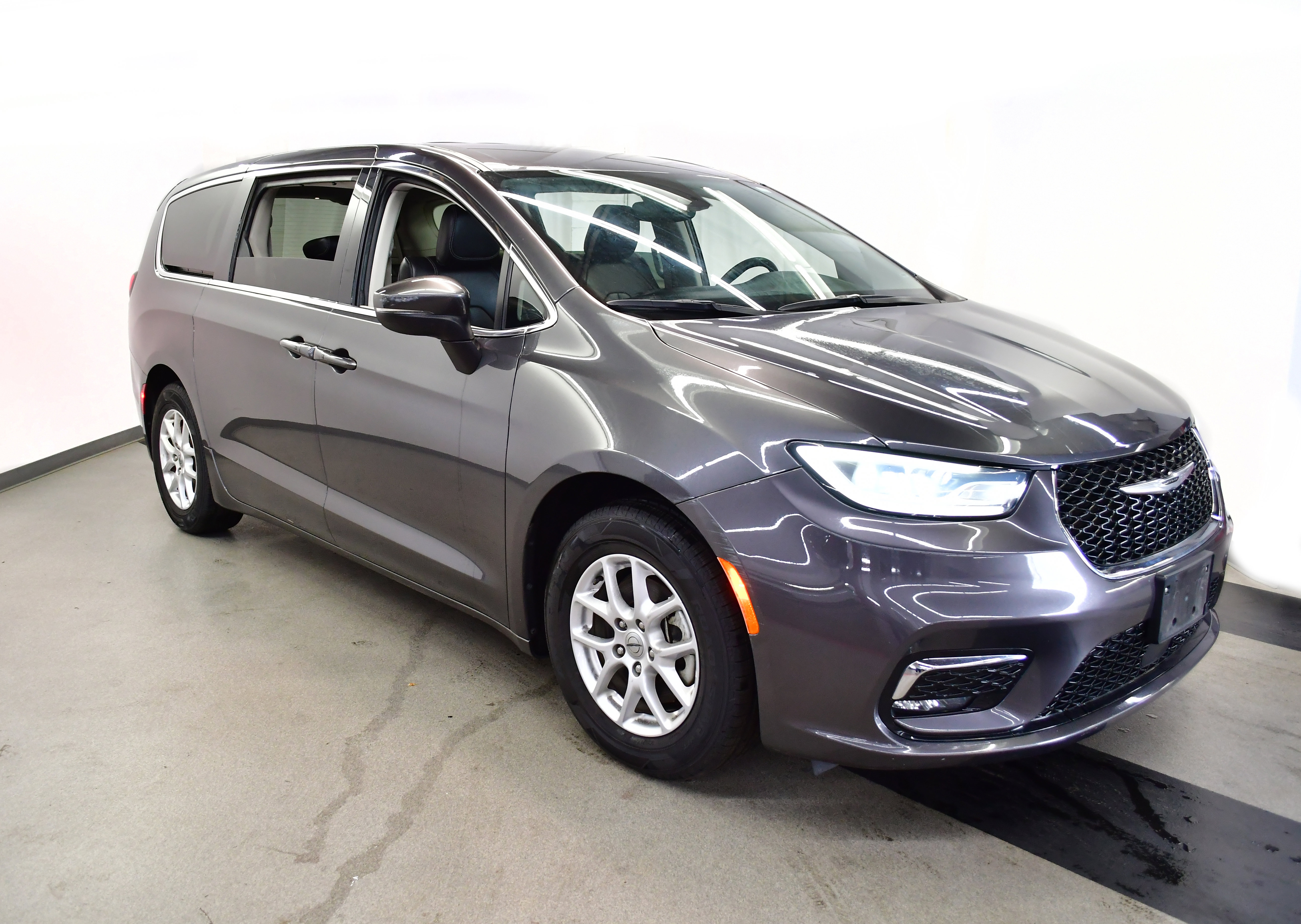 Used 2023 Chrysler Pacifica Touring-L FWD image 2