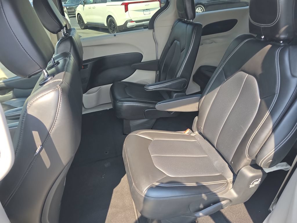 Used 2023 Chrysler Pacifica Touring-L FWD image 14
