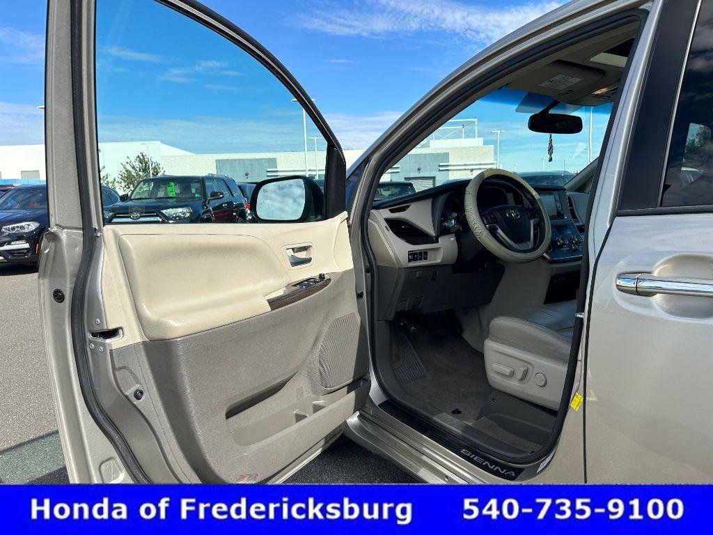 Used 2017 Toyota Sienna XLE Premium image 30