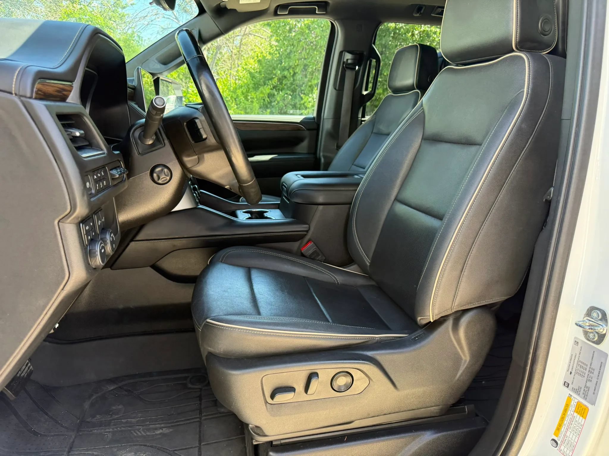 Used 2023 Chevrolet Suburban Premier w/ Premium Package 2 AWD/4WD image 19