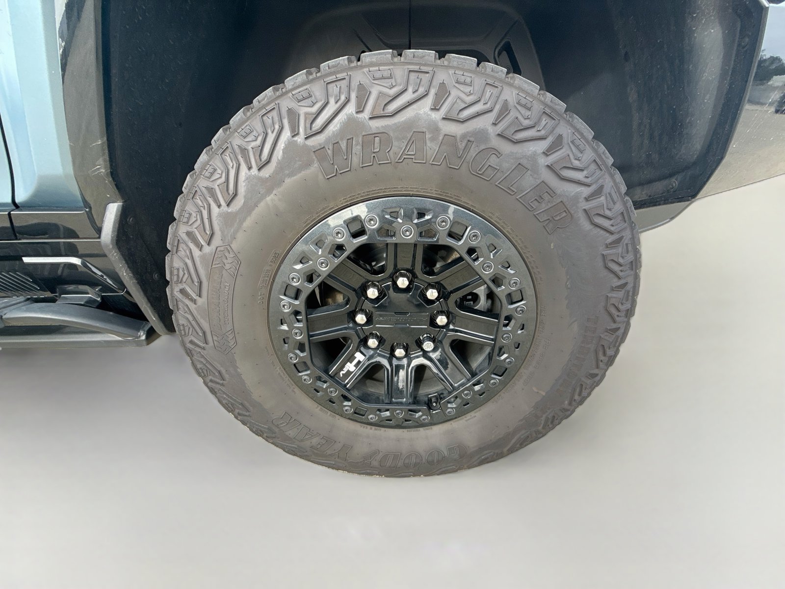Used 2024 GMC Hummer EV 3X w/ Omega Edition AWD/4WD image 9