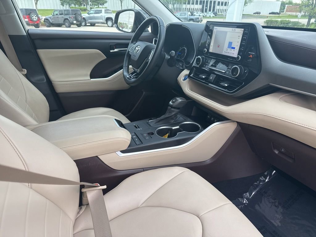 Used 2020 Toyota Highlander XLE AWD/4WD image 20