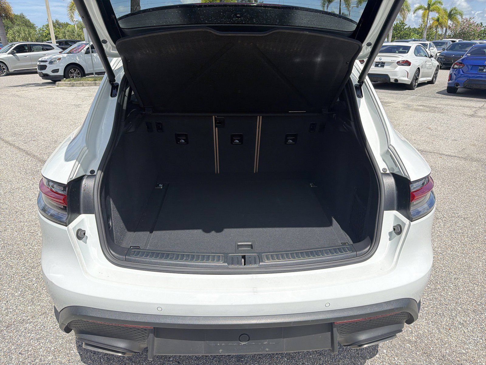 Used 2024 Porsche Macan AWD/4WD image 12