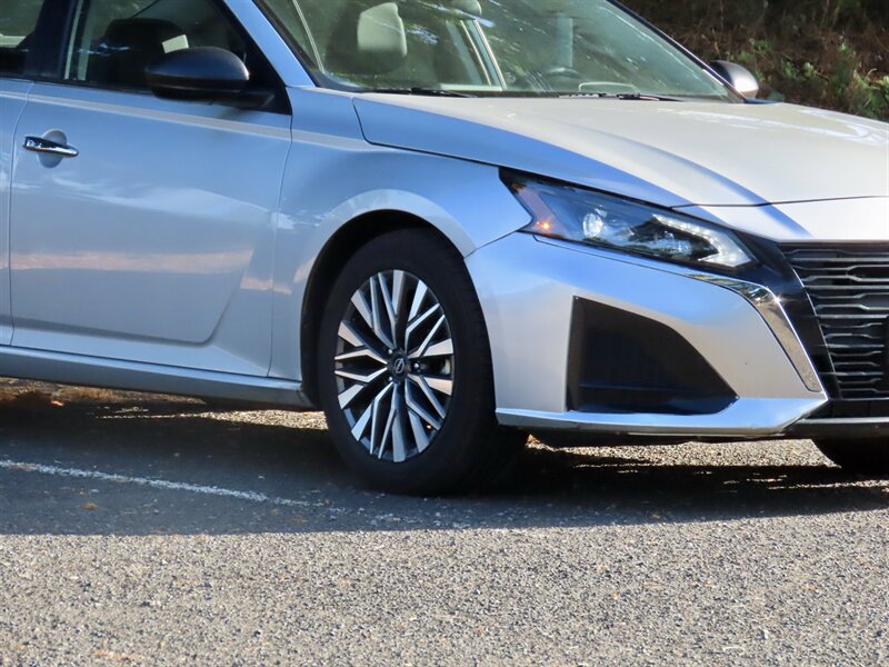 Used 2024 Nissan Altima 2.5 SV FWD image 4