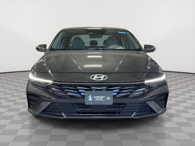 Certified 2025 Hyundai Elantra SEL w/ Cargo Package FWD image 2