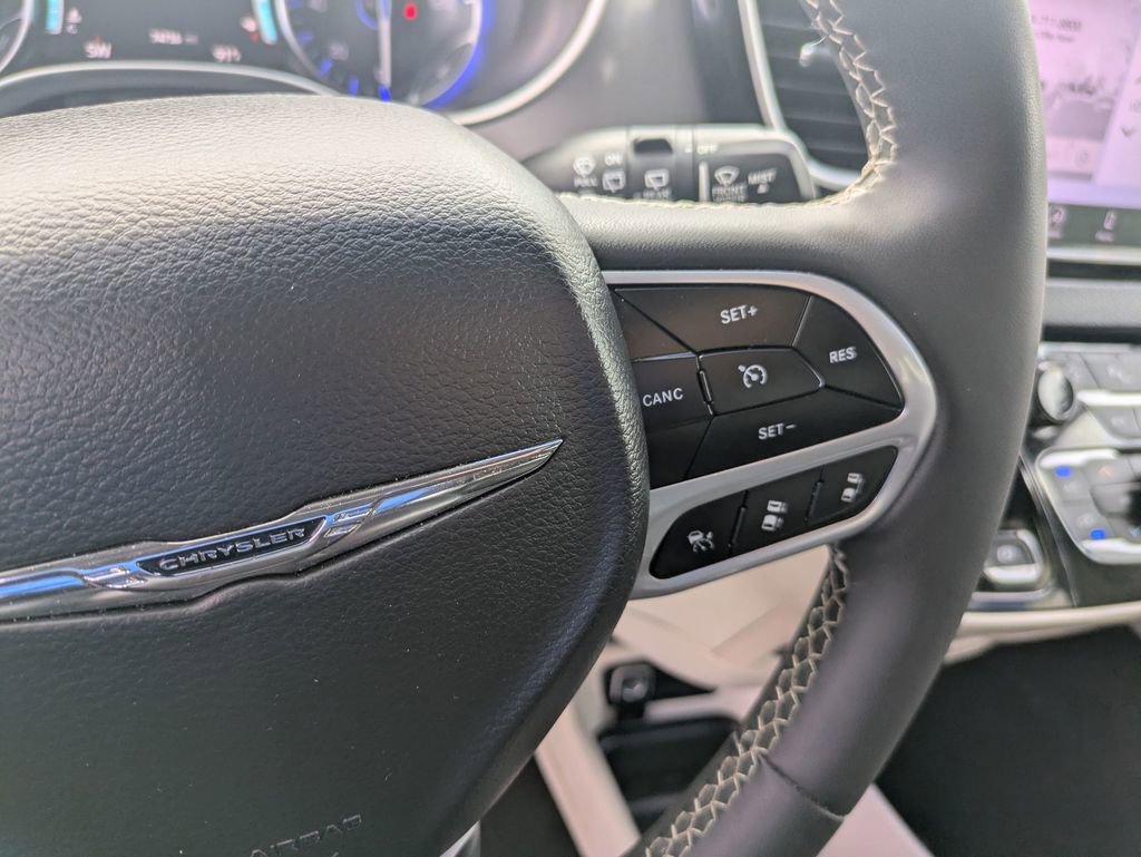 Used 2023 Chrysler Pacifica Touring-L image 17