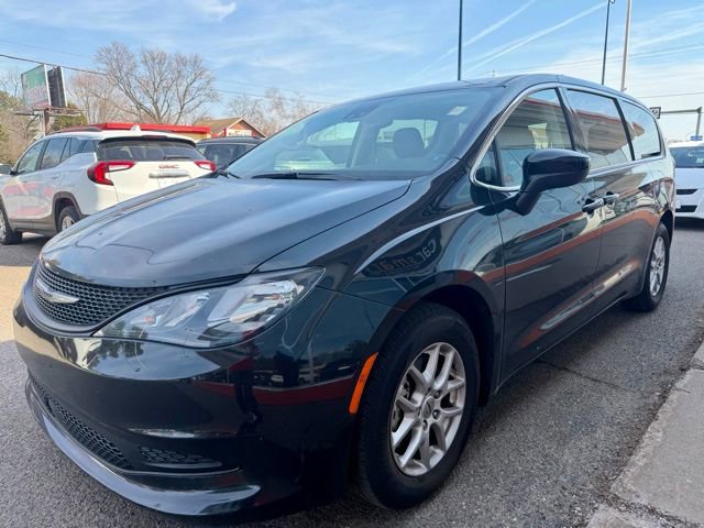Used 2023 Chrysler Voyager LX image 4
