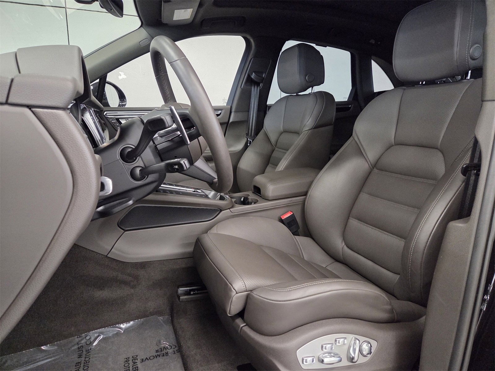 Certified 2025 Porsche Macan image 5