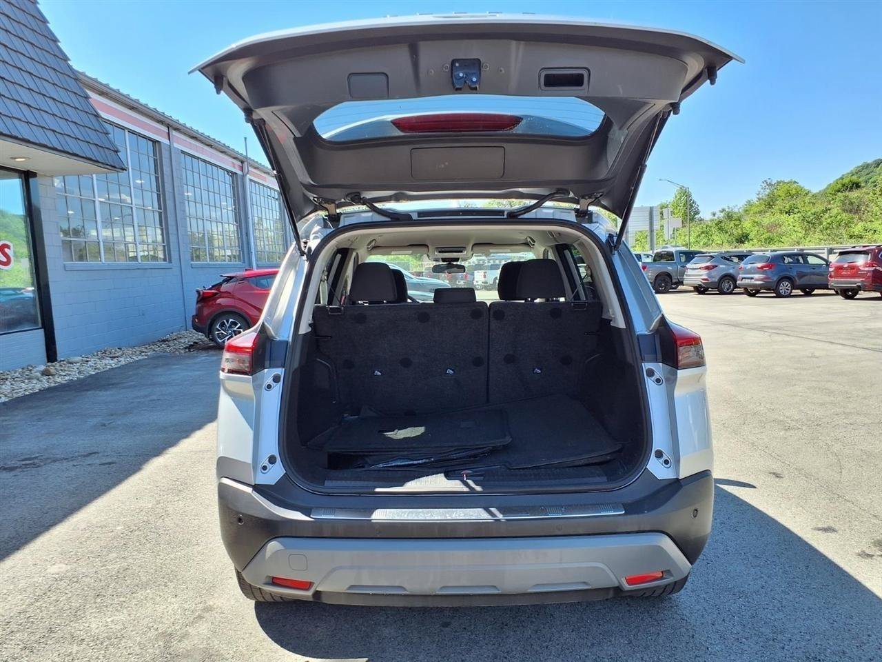 Used 2023 Nissan Rogue SV AWD/4WD image 9