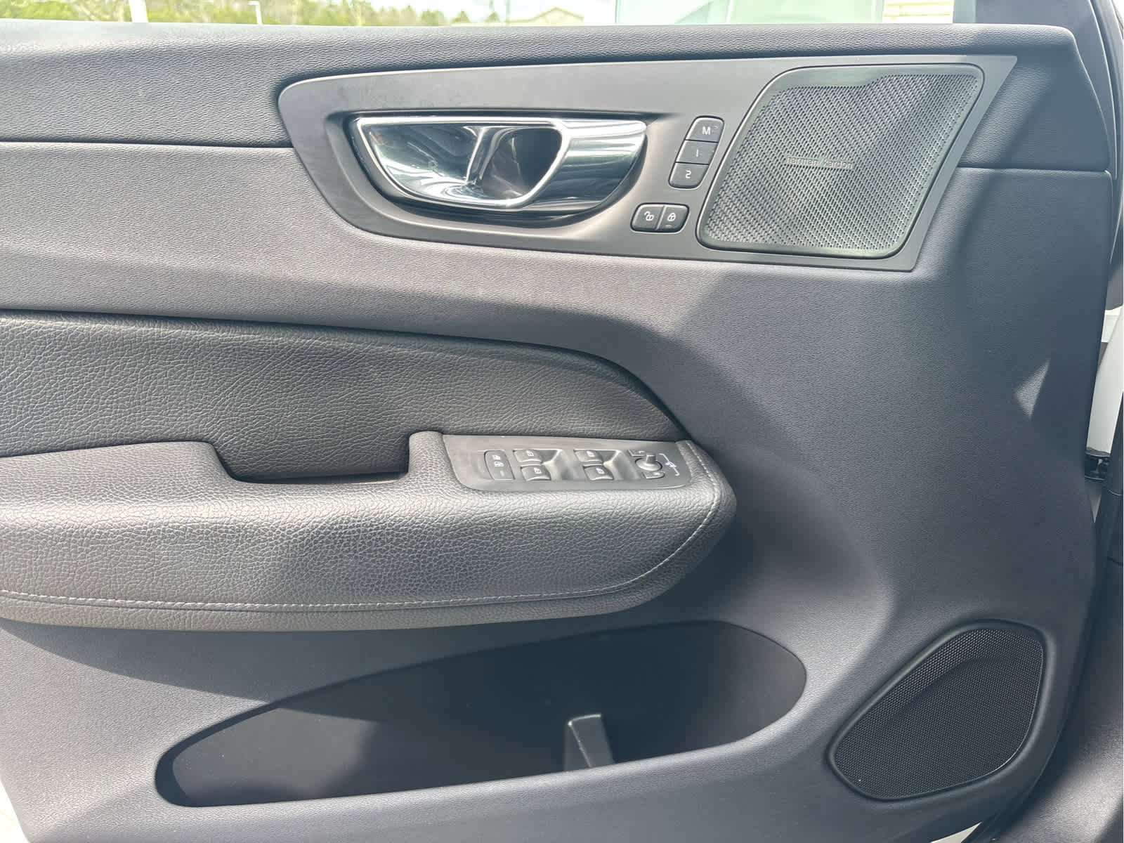 Used 2019 Volvo XC60 T6 Momentum w/ Multimedia Package AWD/4WD image 19