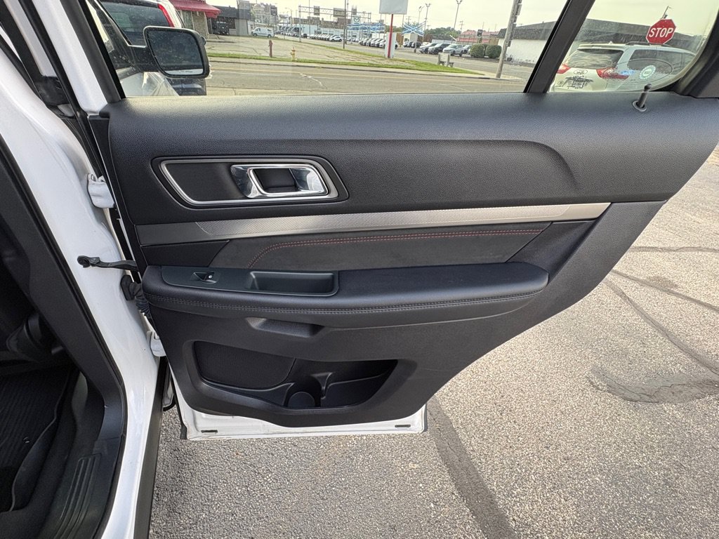 Used 2019 Ford Explorer XLT w/ Equipment Group 202A AWD/4WD image 17