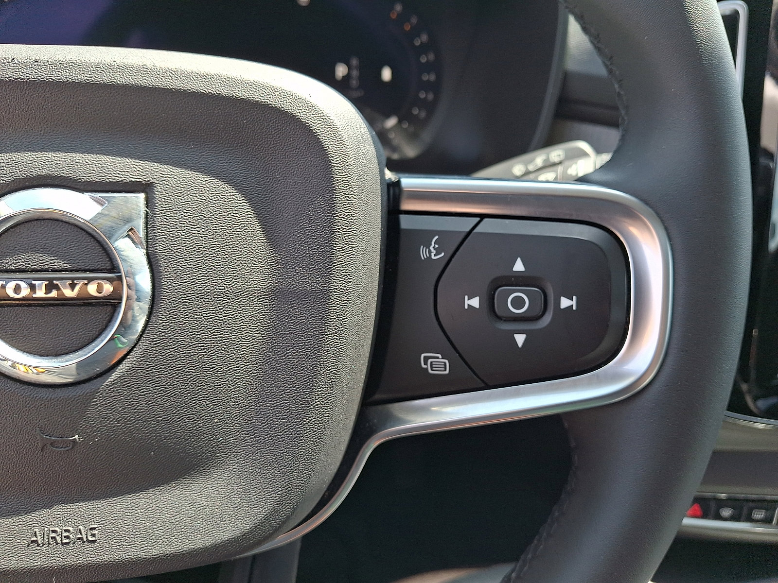 Certified 2023 Volvo XC40 B5 Plus w/ Driver Assist Package AWD/4WD image 22