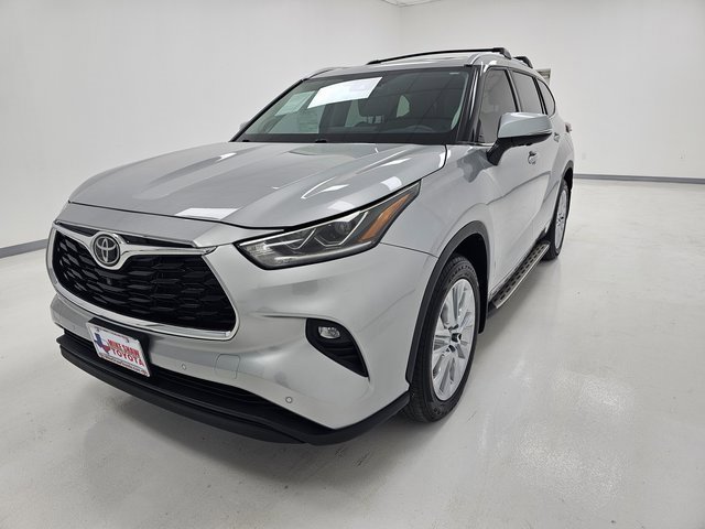 Used 2024 Toyota Highlander Limited image 4