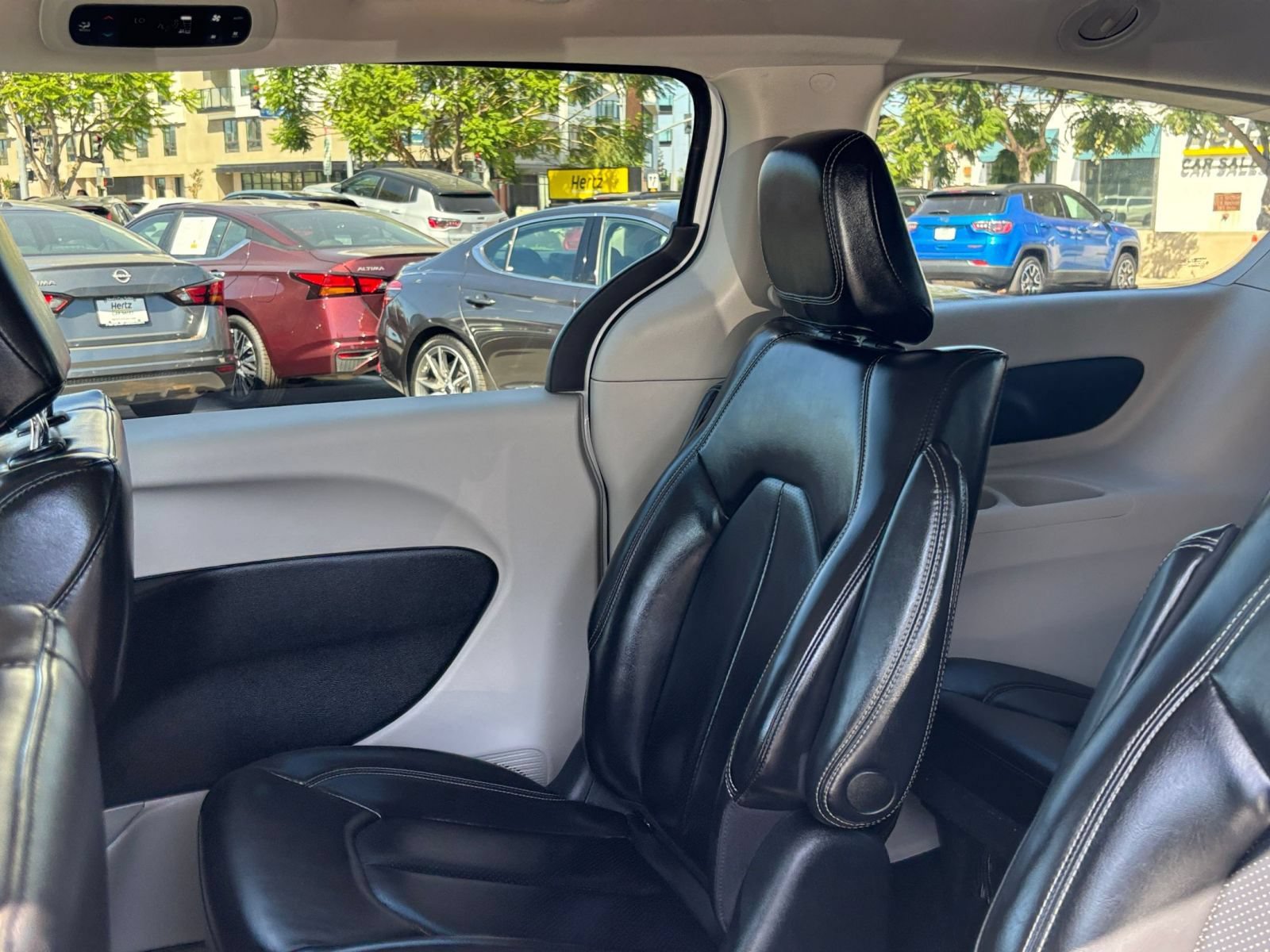 Used 2023 Chrysler Pacifica Touring-L FWD image 41