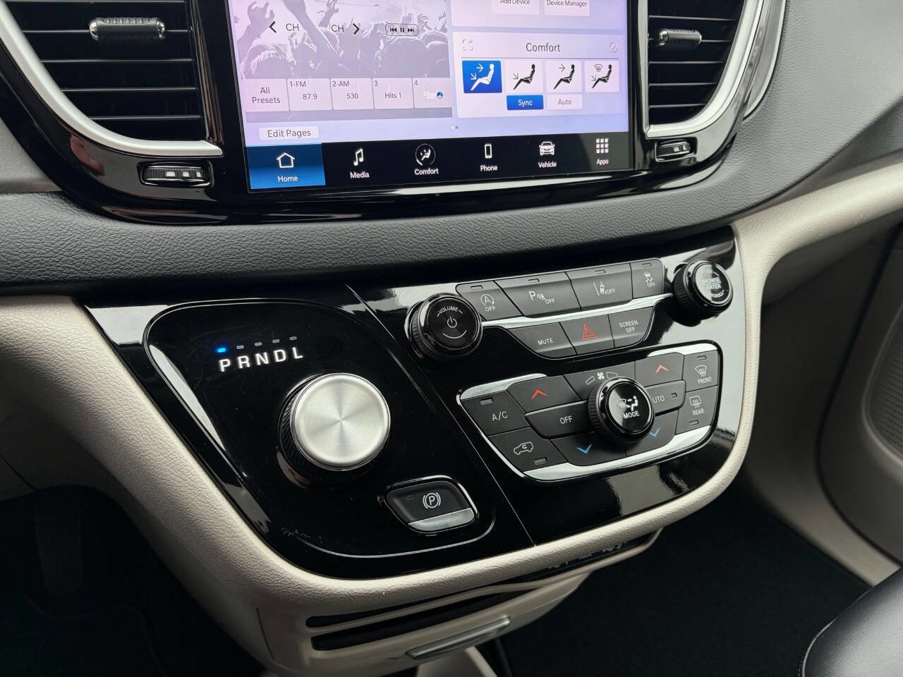 Used 2024 Chrysler Pacifica Touring-L image 31