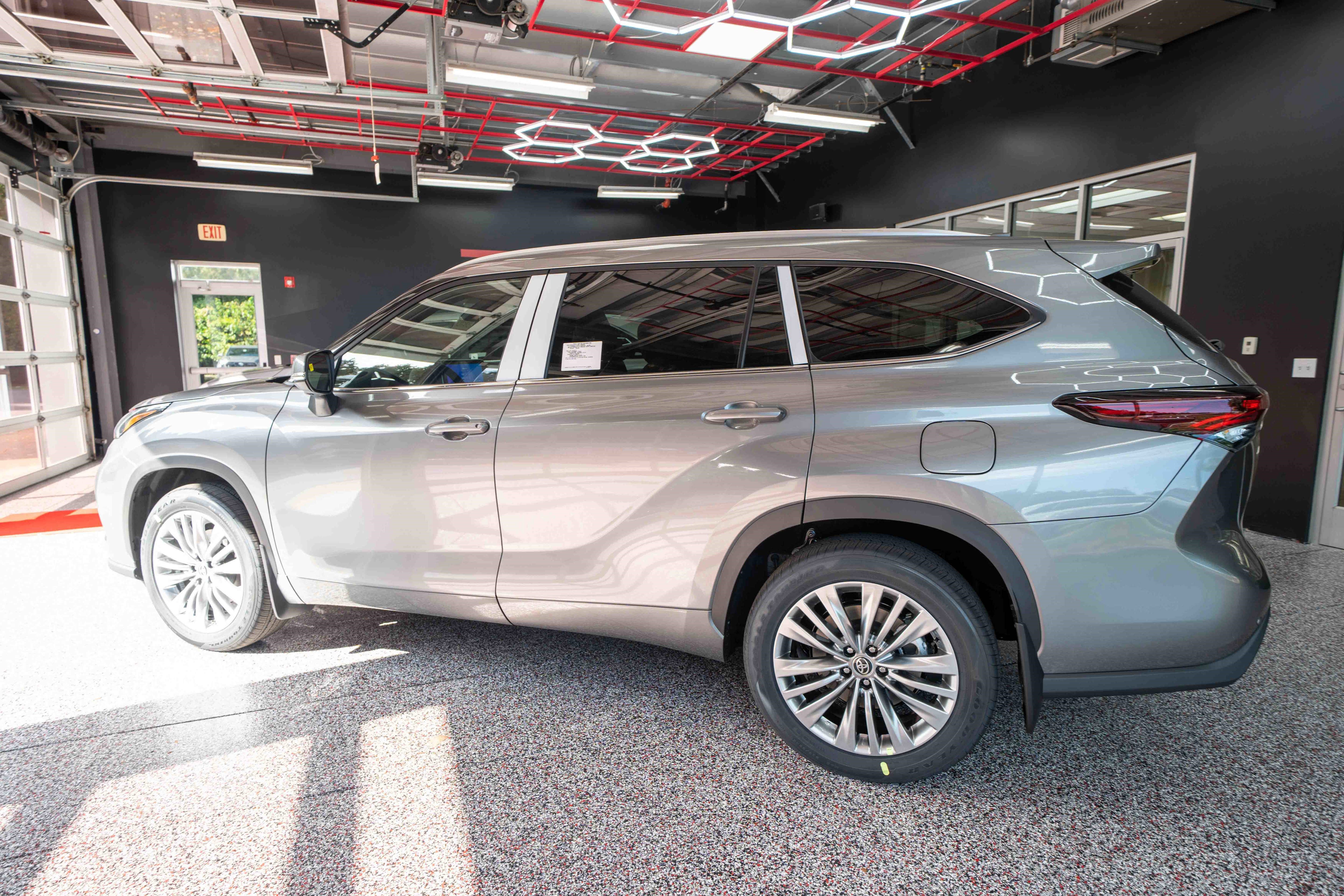 New 2026 Toyota Highlander Platinum image 2