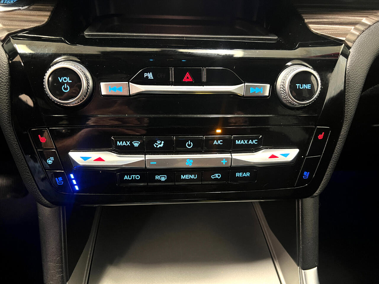 Used 2024 Ford Explorer Limited image 40