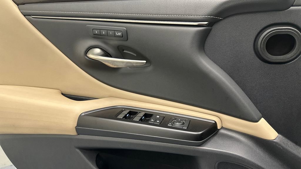 Used 2019 Lexus ES 300h image 18
