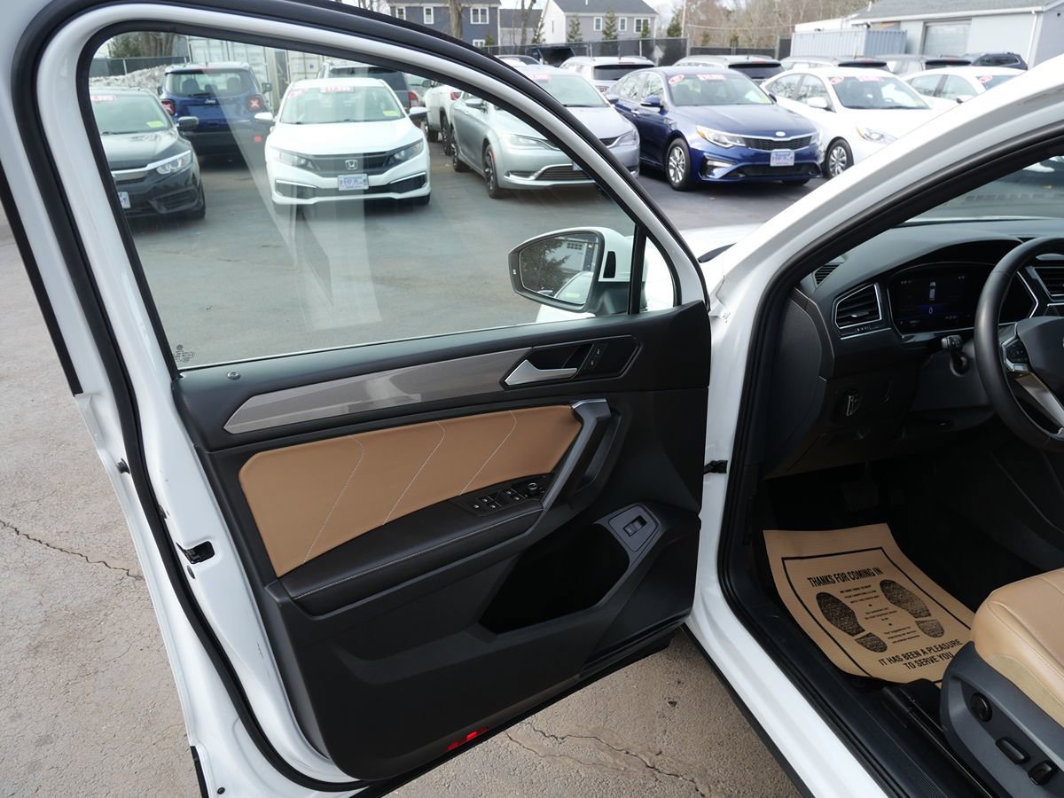 Used 2022 Volkswagen Tiguan SE w/ Panoramic Sunroof Package image 15