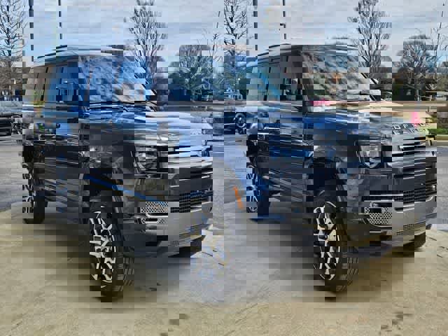 Used 2023 Land Rover Defender 130 X-Dynamic SE image 3