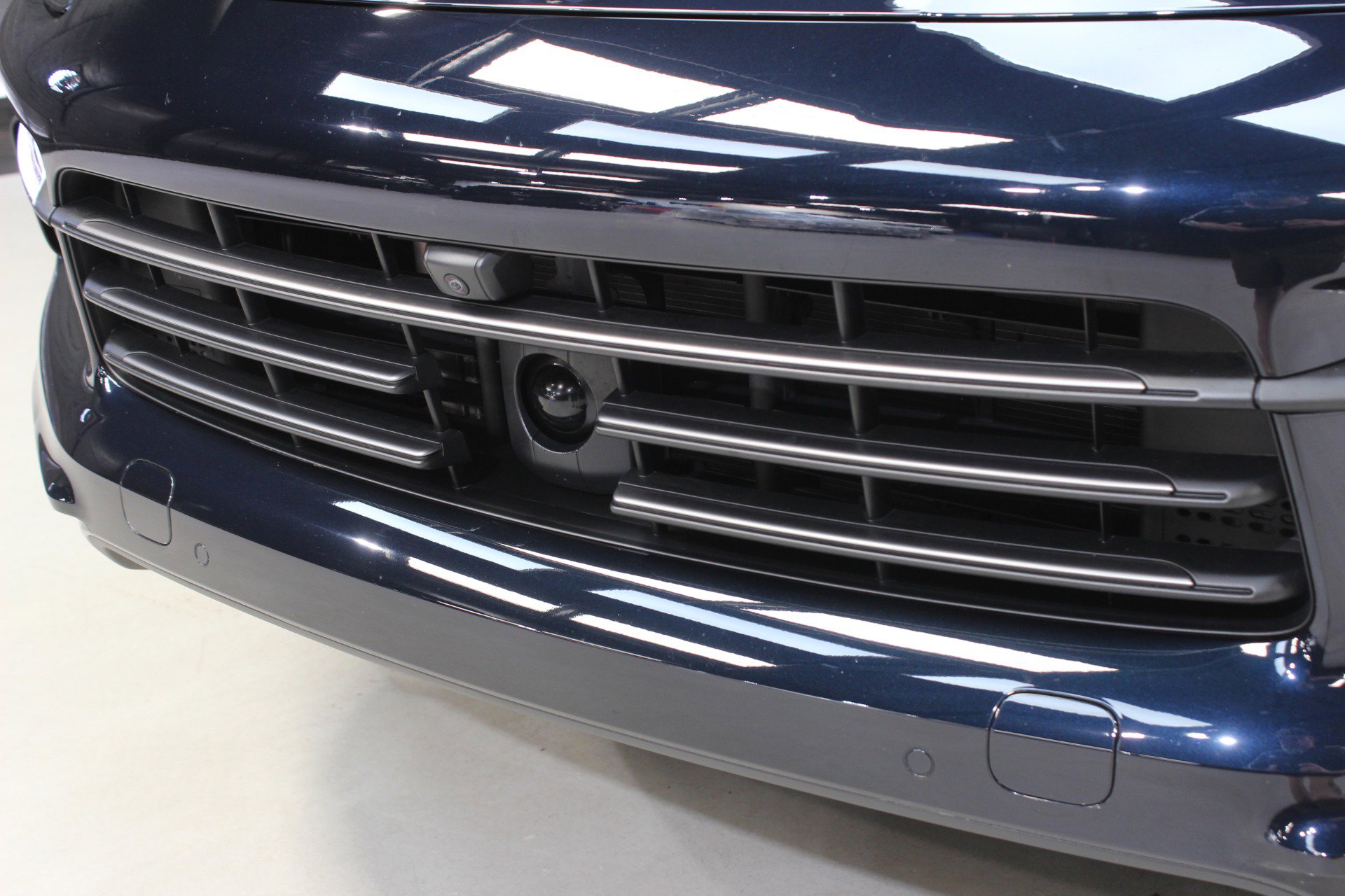 Used 2023 Porsche Cayenne Platinum Edition image 6