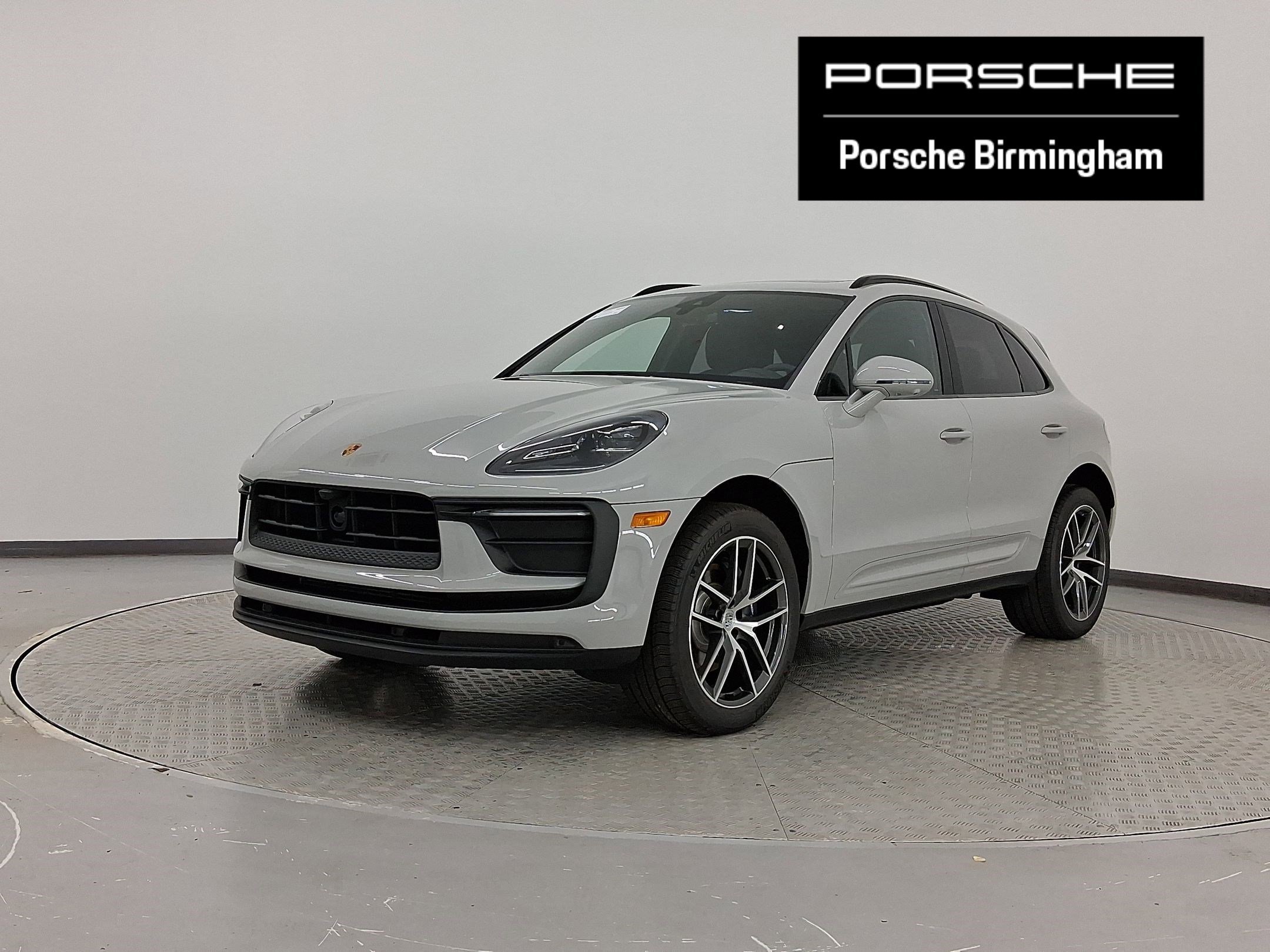 Used 2025 Porsche Macan image 1
