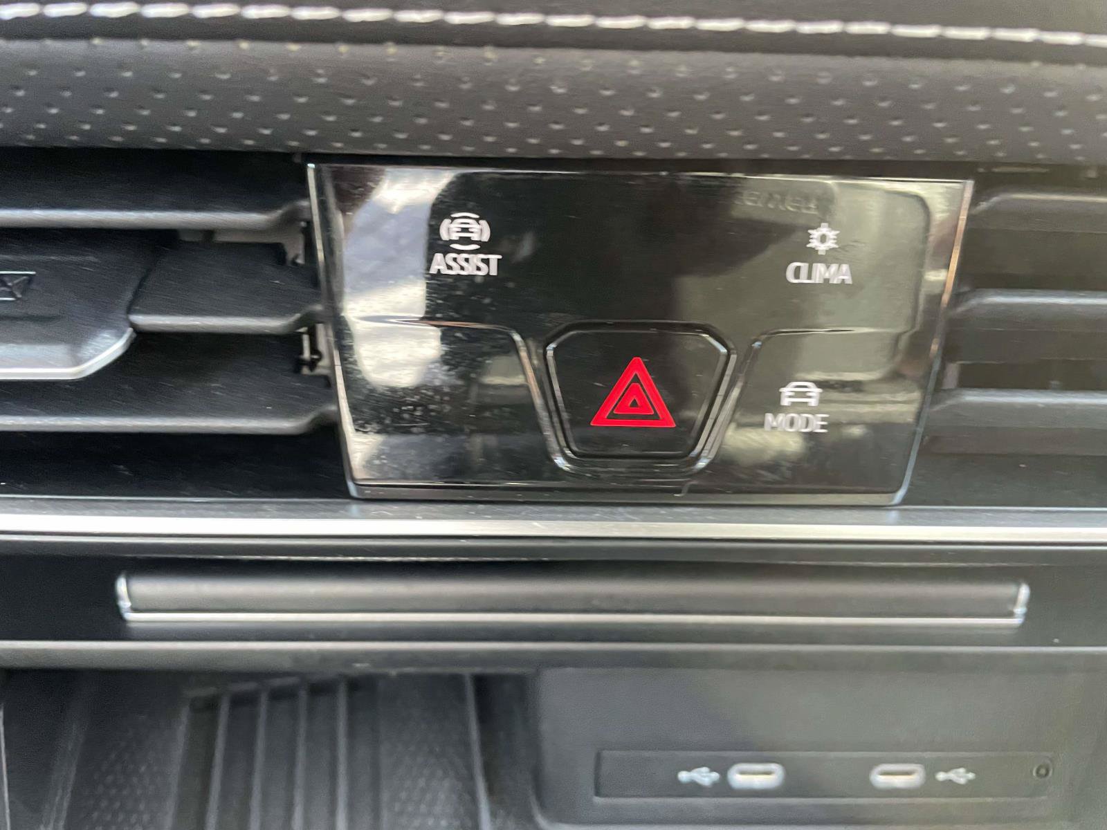Used 2025 Volkswagen Atlas SE FWD image 31