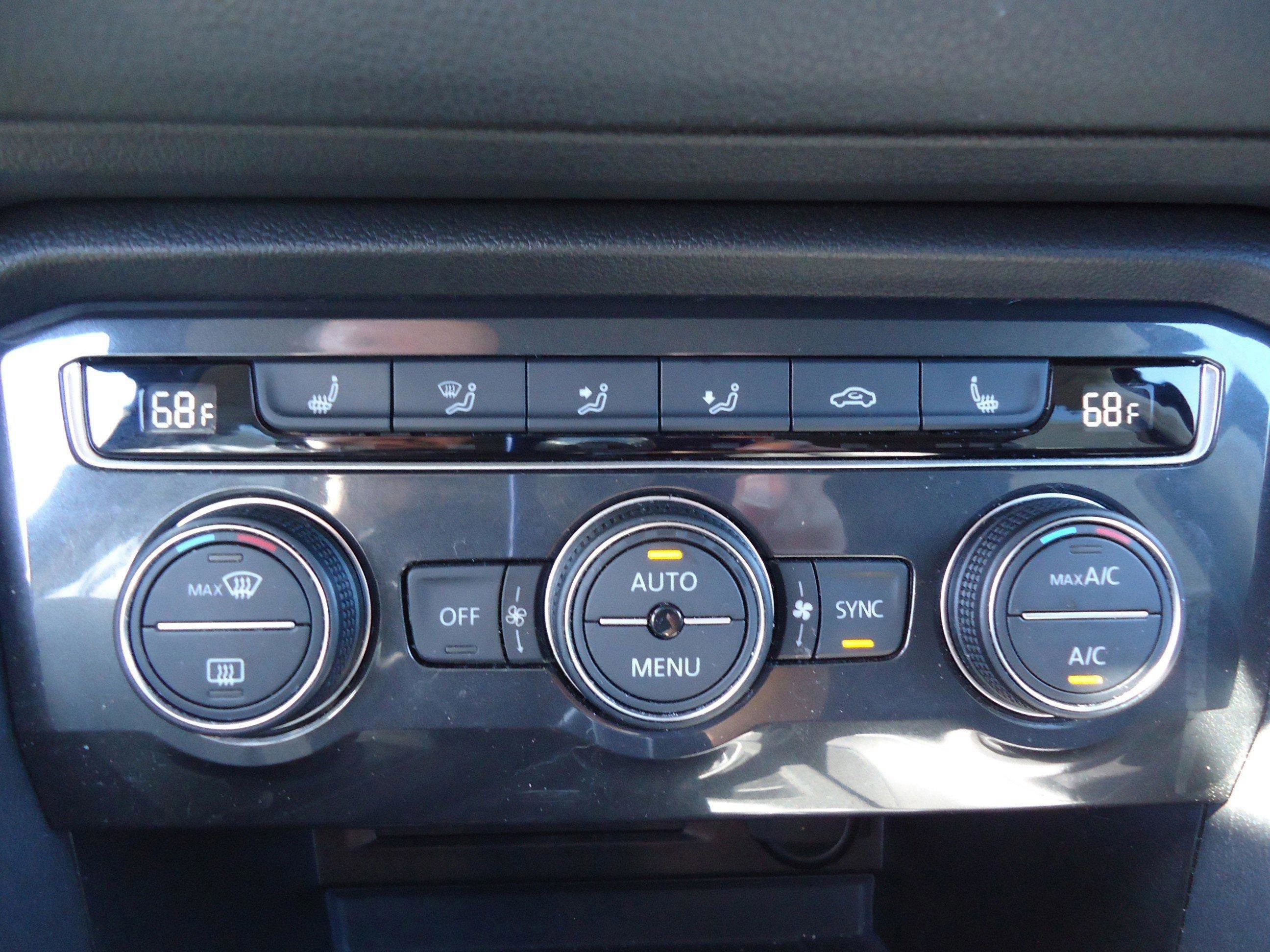 Used 2021 Volkswagen Tiguan SE image 17