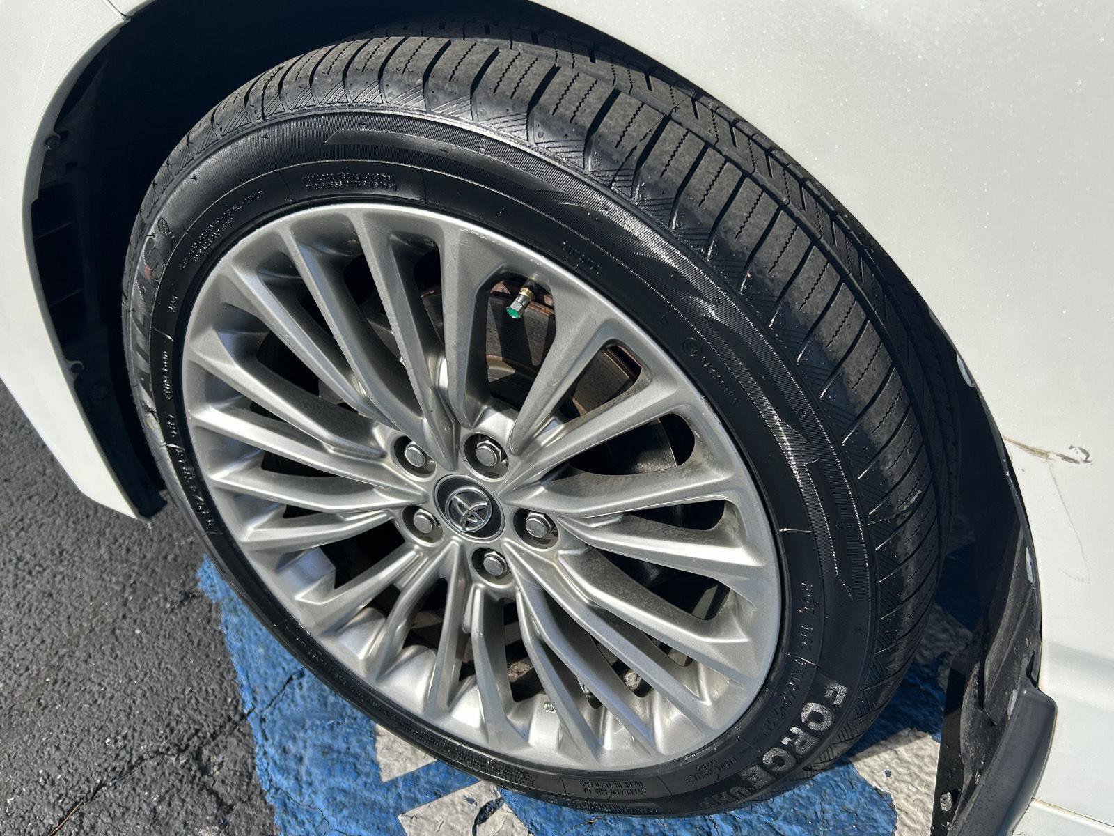 Used 2020 Toyota Avalon Limited image 11