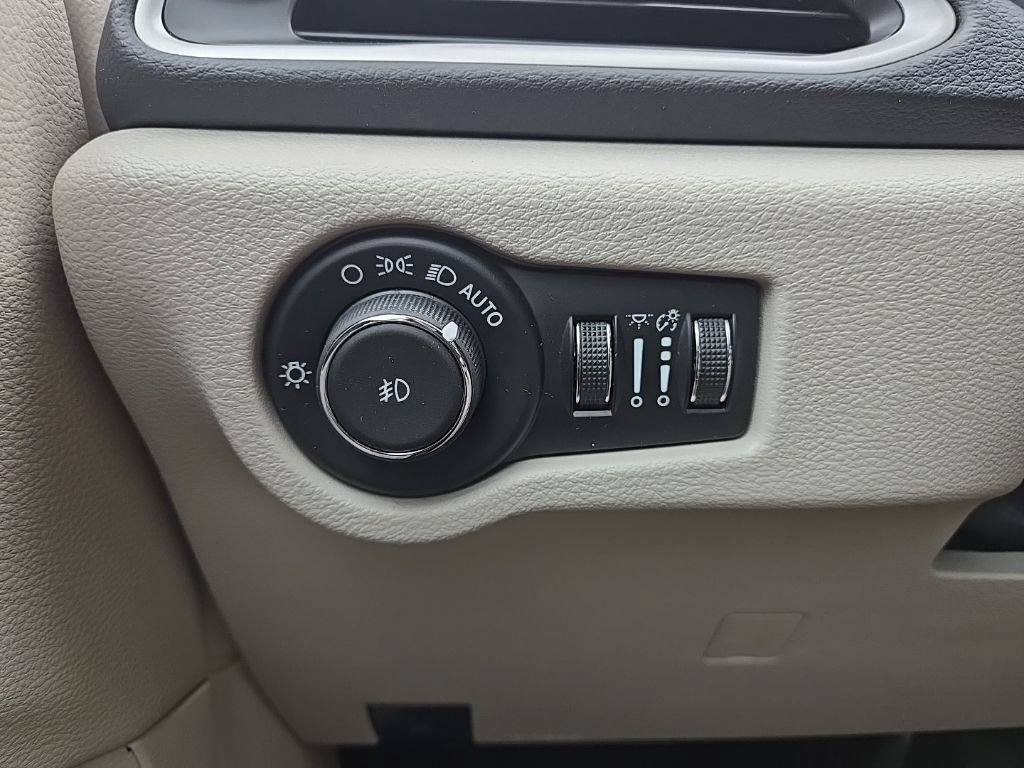 Used 2023 Chrysler Pacifica Touring-L FWD image 19