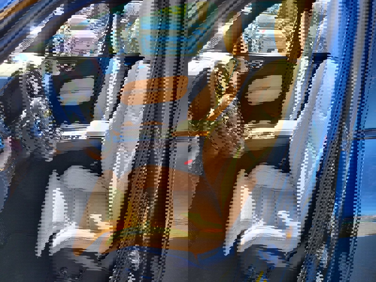 Certified 2024 Volvo XC60 T8 Ultimate w/ Protection Package Premier image 9