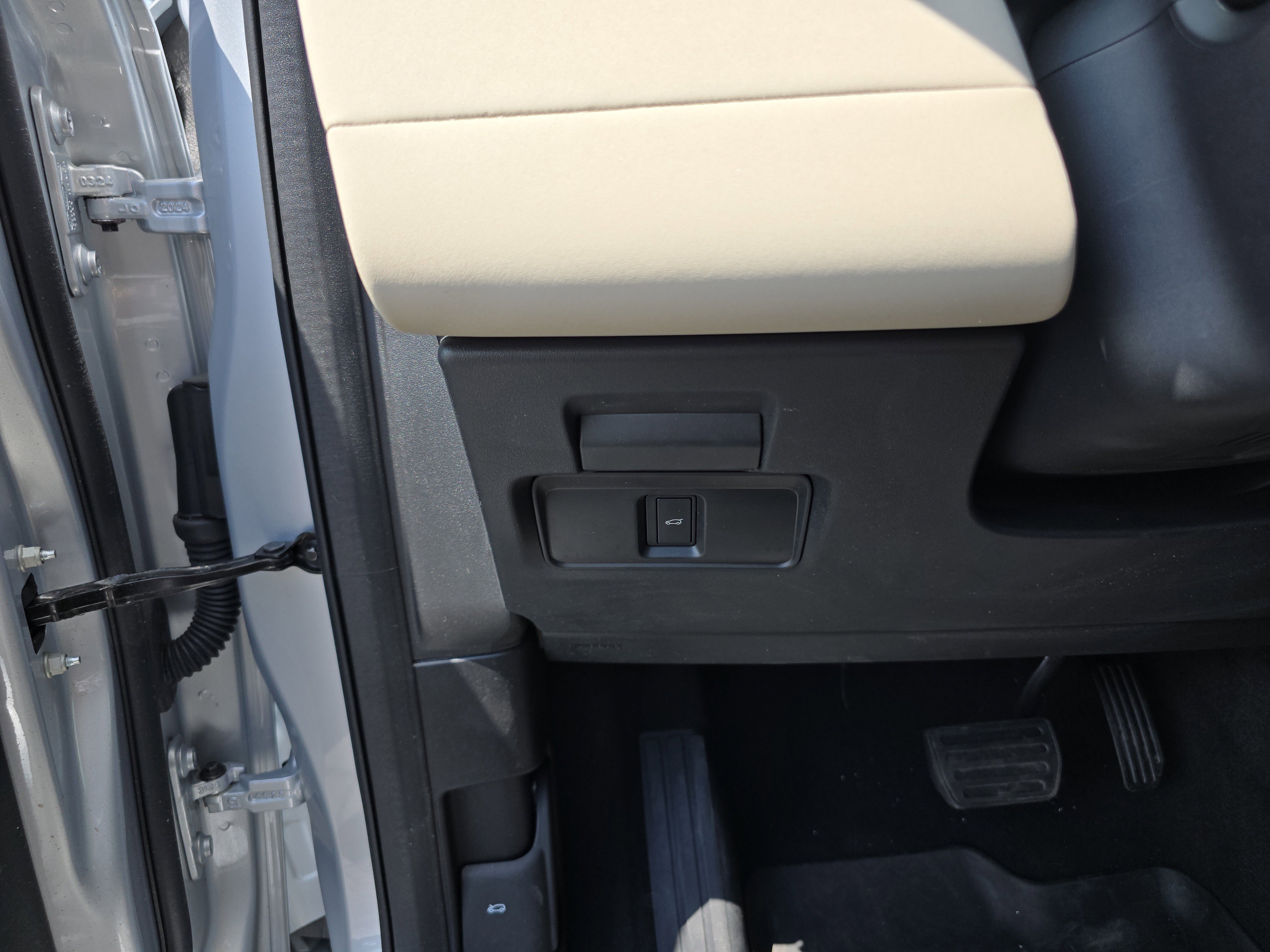 Certified 2025 Land Rover Discovery Sport S AWD/4WD image 33